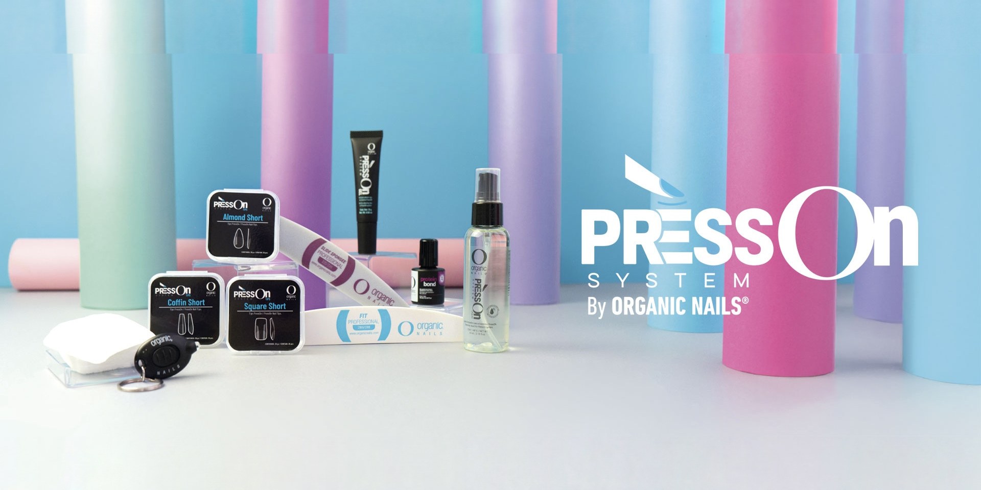 PressOn System by Organic Nails: tips, adherente y preparador sobre fondo de columnas en tonos pastel